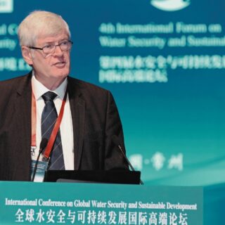 Roger A. Falconer院士作主旨报告